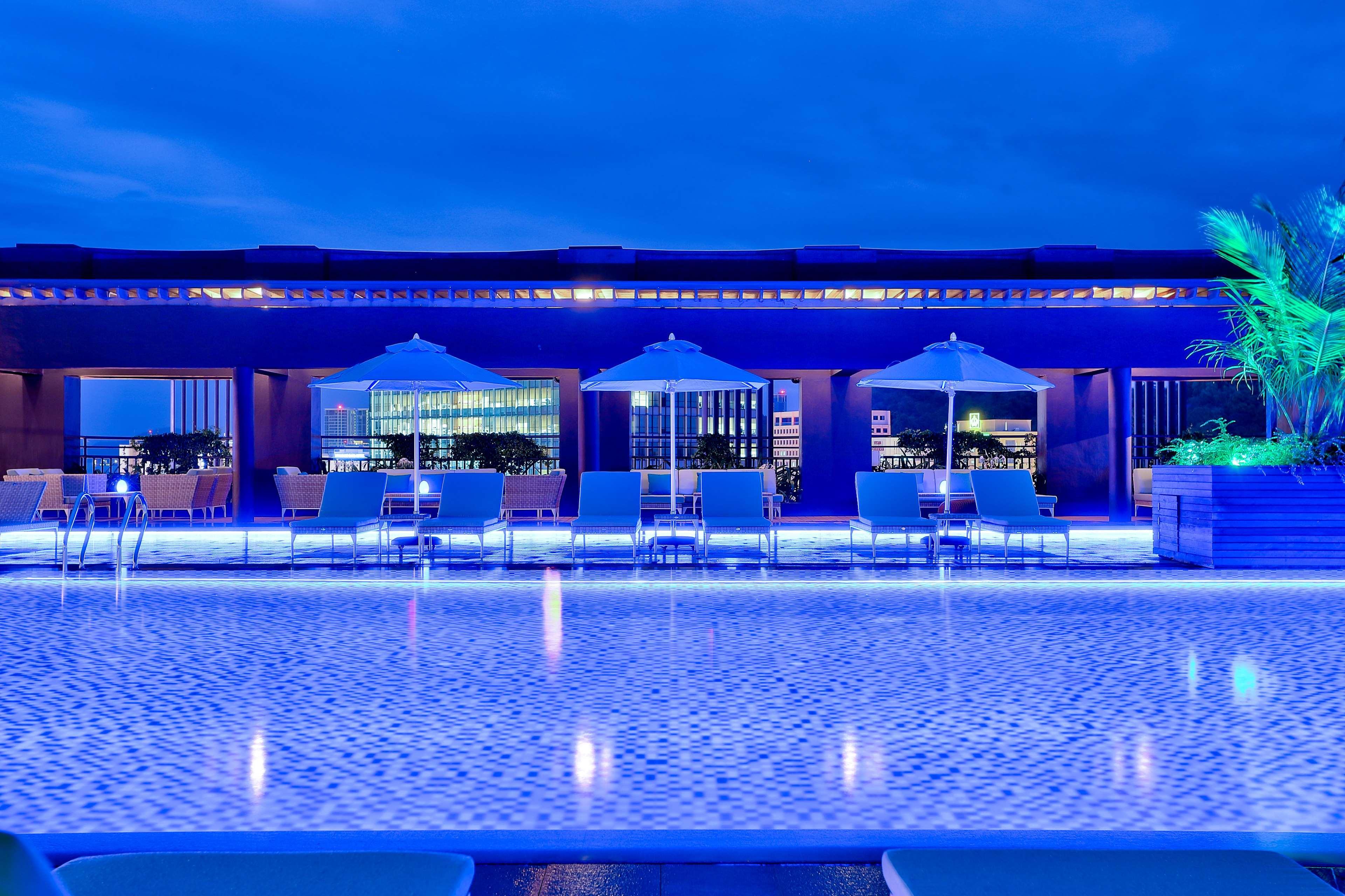 Готель Hilton Кота-Кінабалу Екстер'єр фото The pool at the hotel