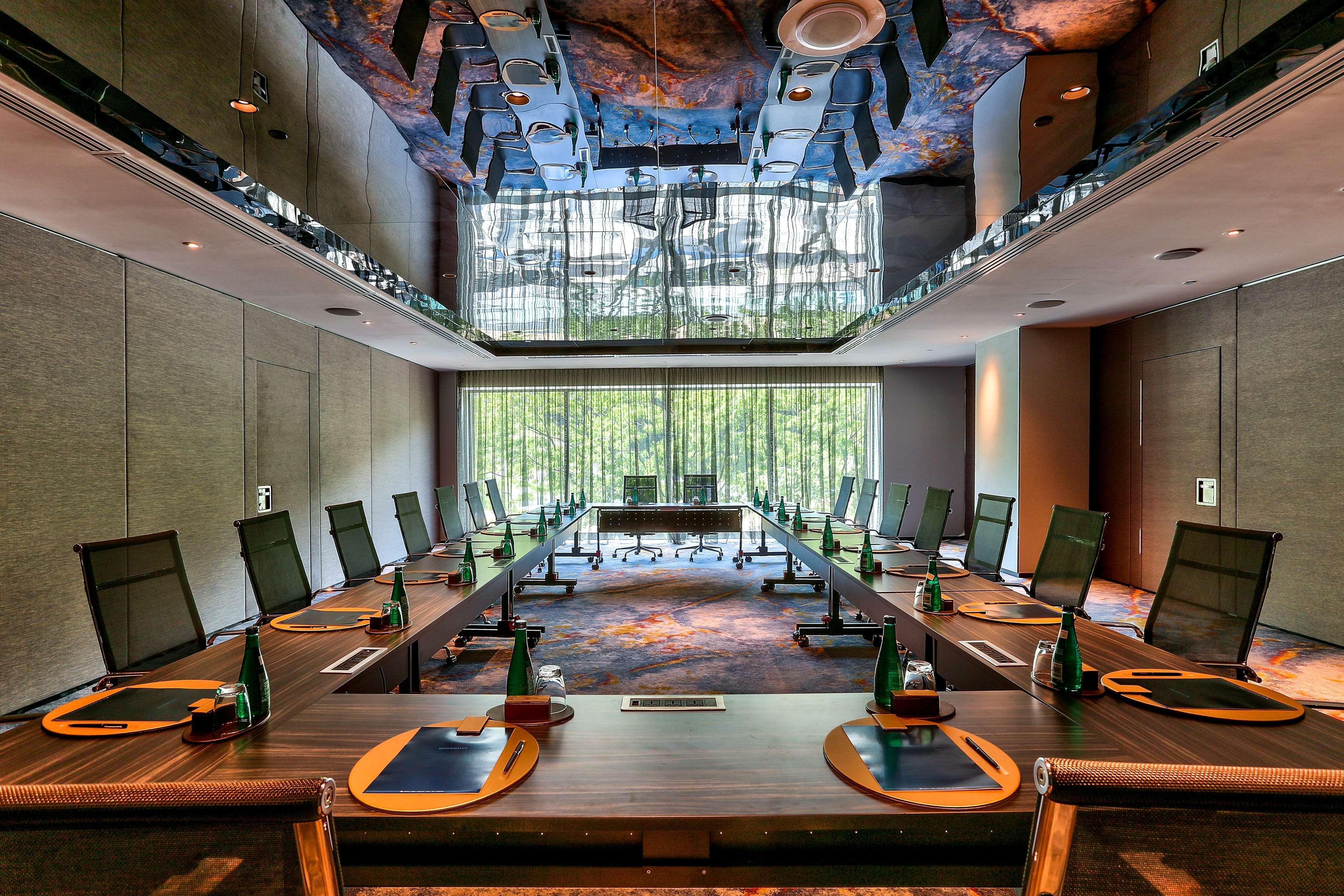 Готель Hilton Кота-Кінабалу Екстер'єр фото Meeting room at the Mandarin Oriental, Munich