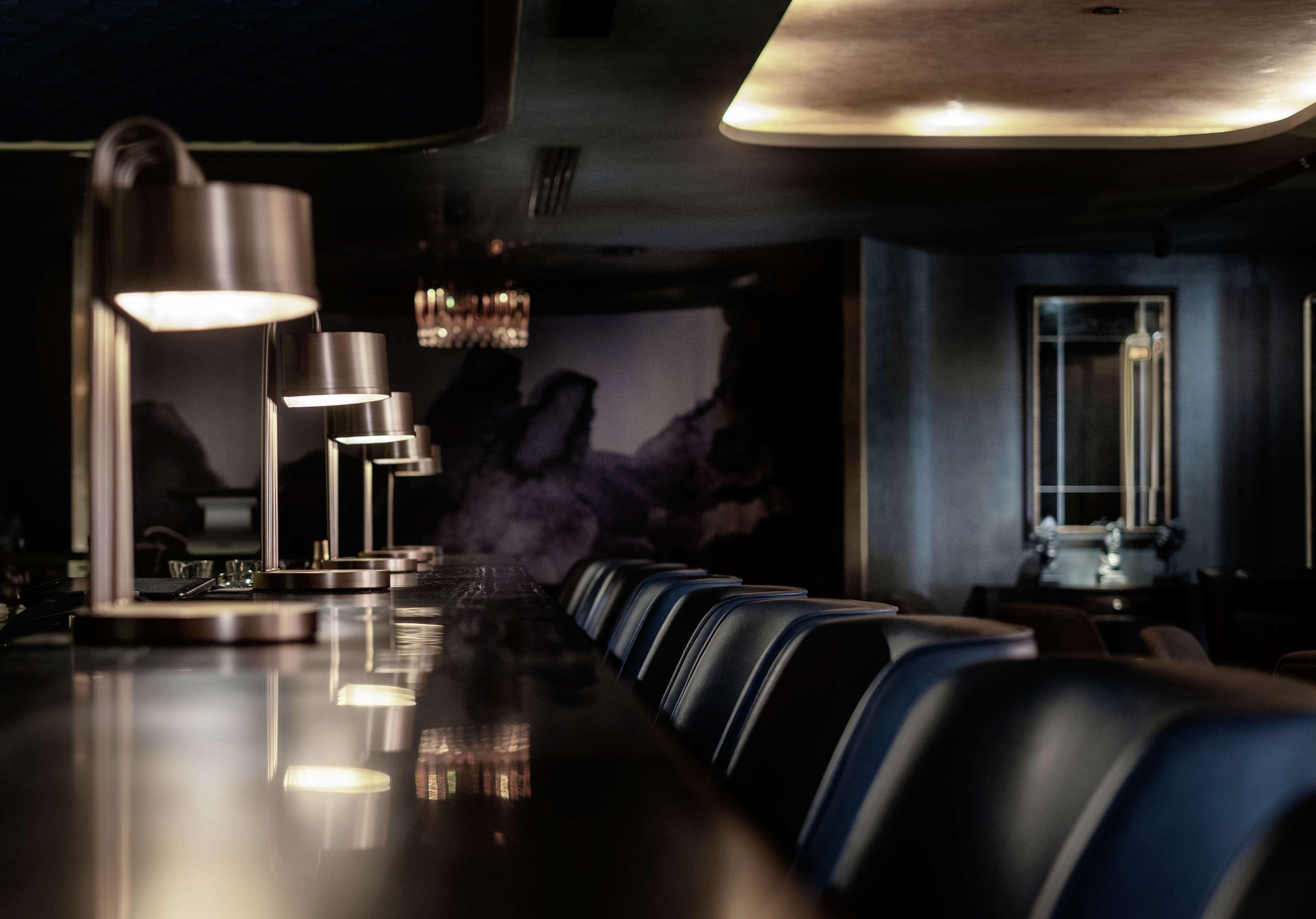 Готель Hilton Кота-Кінабалу Екстер'єр фото The bar at the London Edition