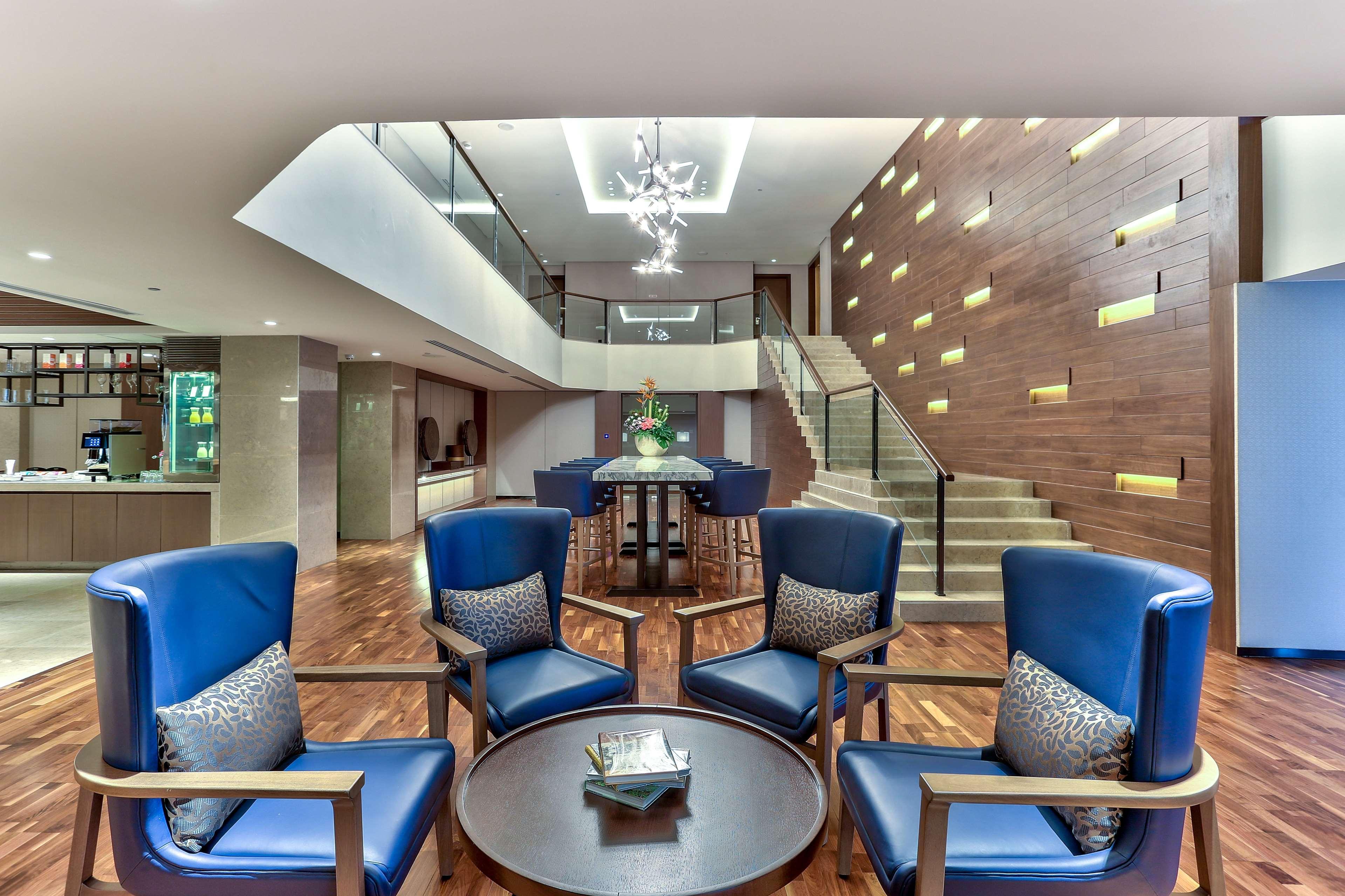 Готель Hilton Кота-Кінабалу Екстер'єр фото The interior of the lounge