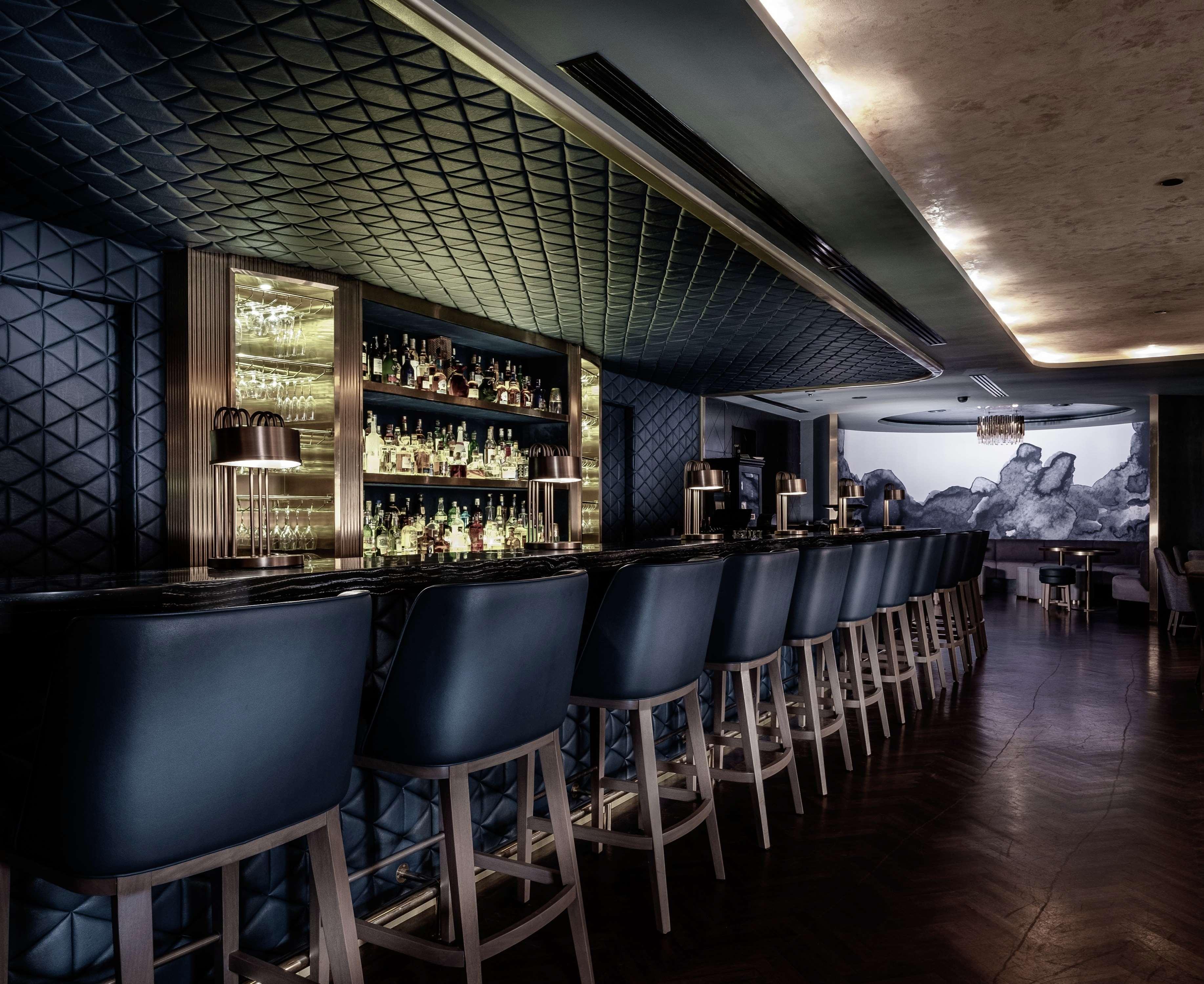 Готель Hilton Кота-Кінабалу Екстер'єр фото The bar at the 1905 Bar