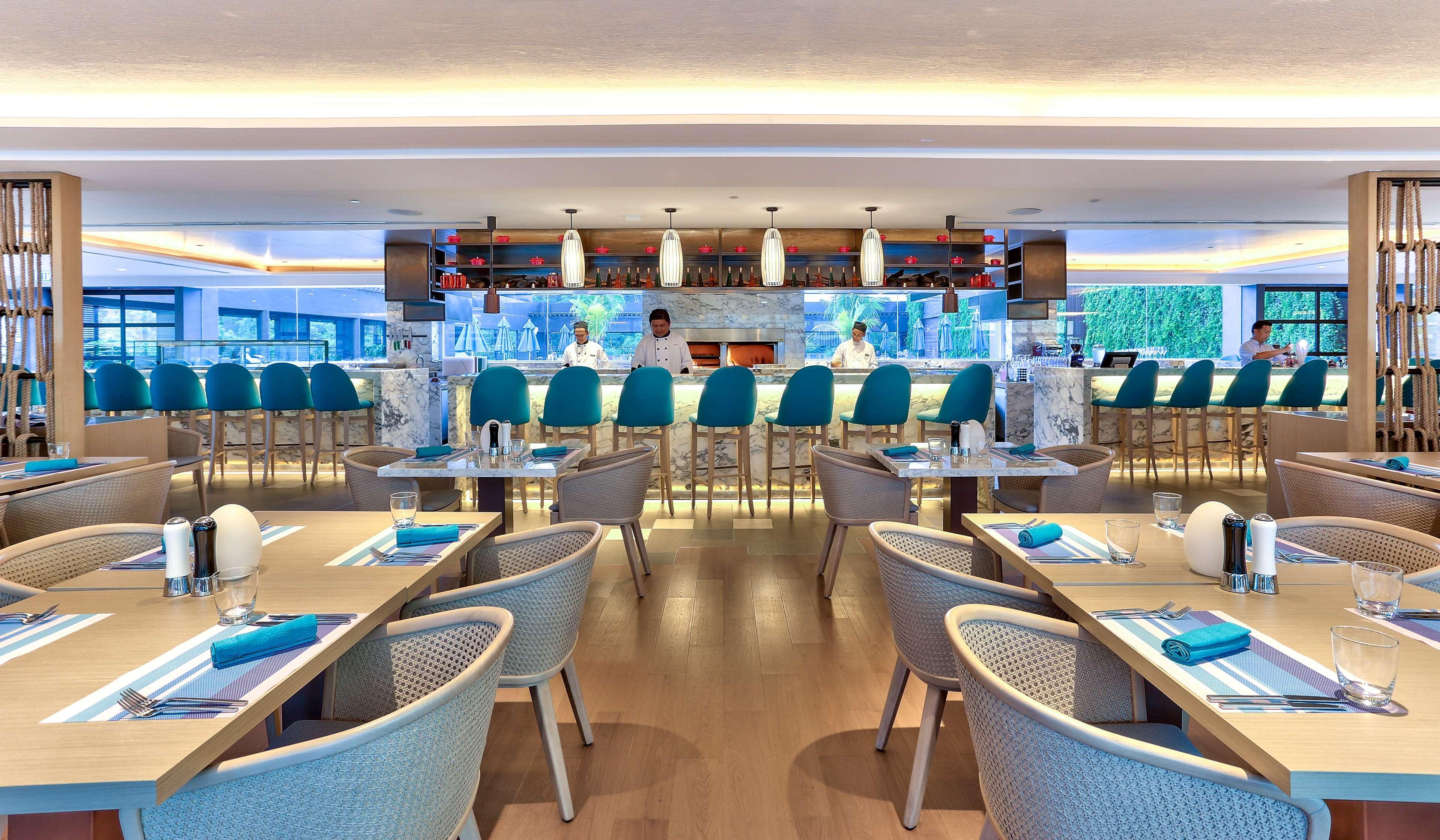 Готель Hilton Кота-Кінабалу Екстер'єр фото The interior of the restaurant