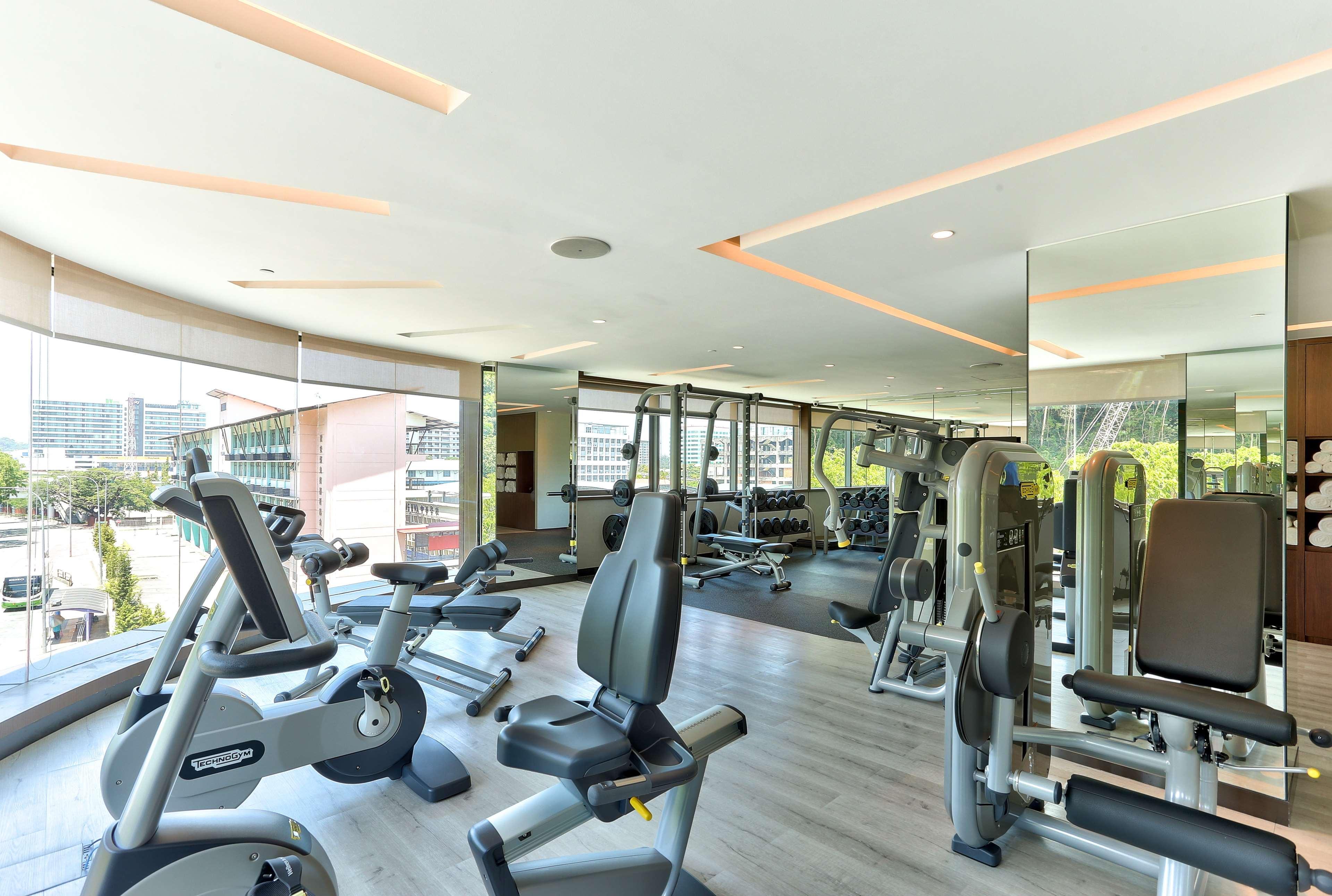 Готель Hilton Кота-Кінабалу Екстер'єр фото The gym at the hotel