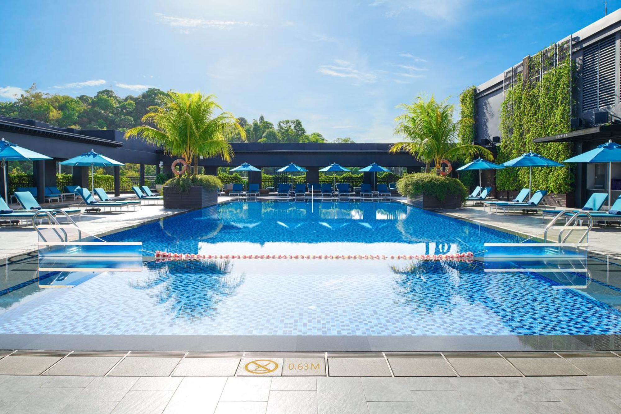 Готель Hilton Кота-Кінабалу Екстер'єр фото The swimming pool at the hotel