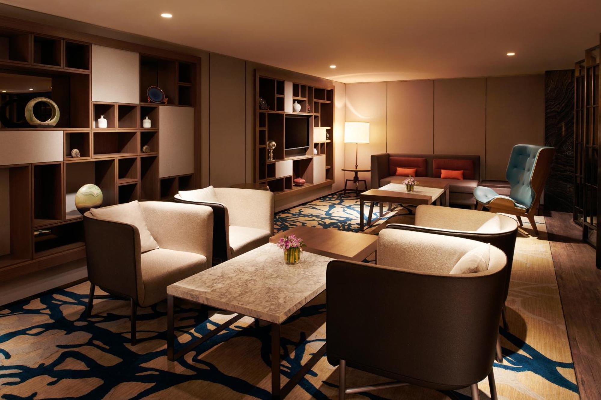 Готель Hilton Кота-Кінабалу Екстер'єр фото The Club lounge at Hong Kong International Airport
