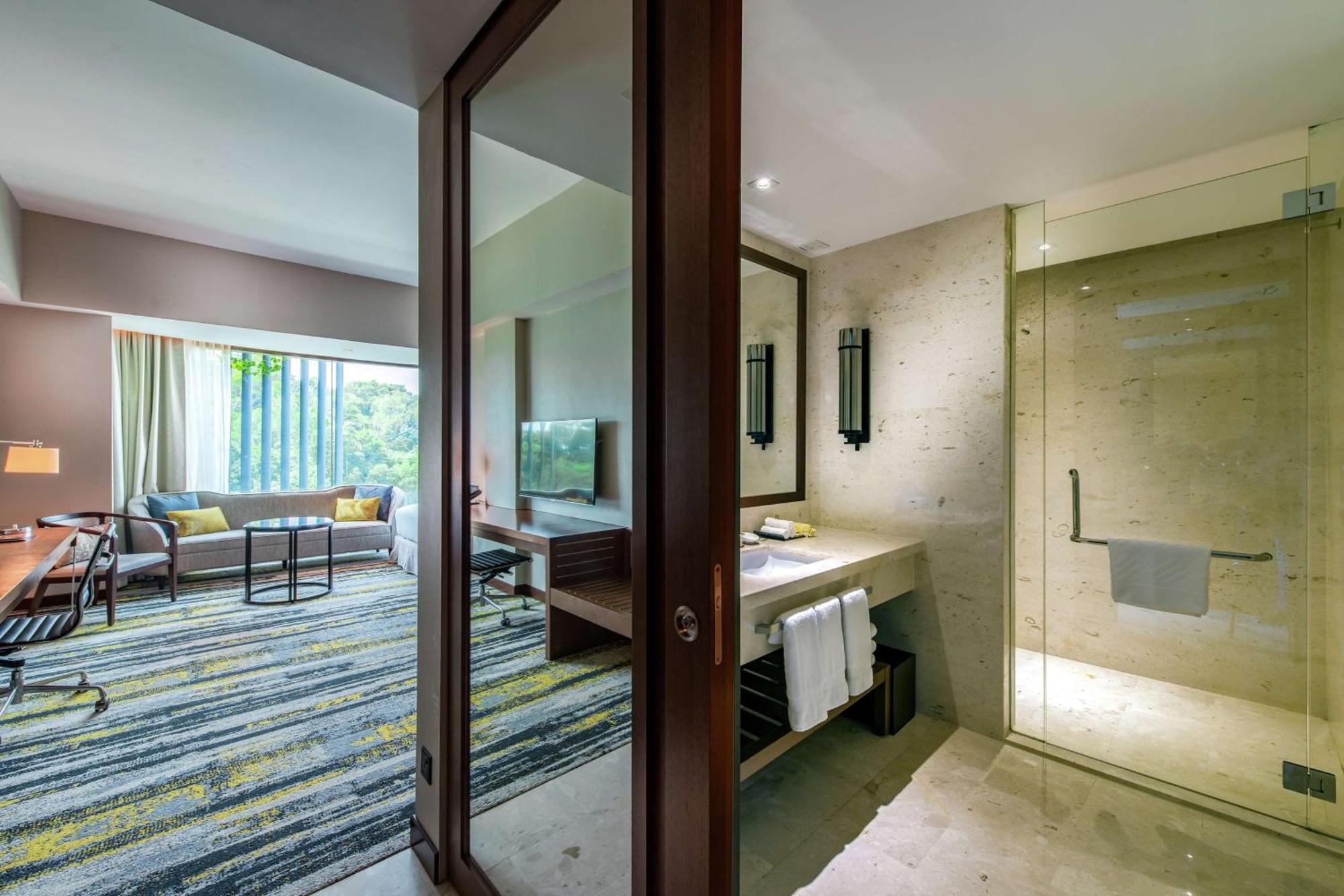Готель Hilton Кота-Кінабалу Екстер'єр фото Deluxe Suite