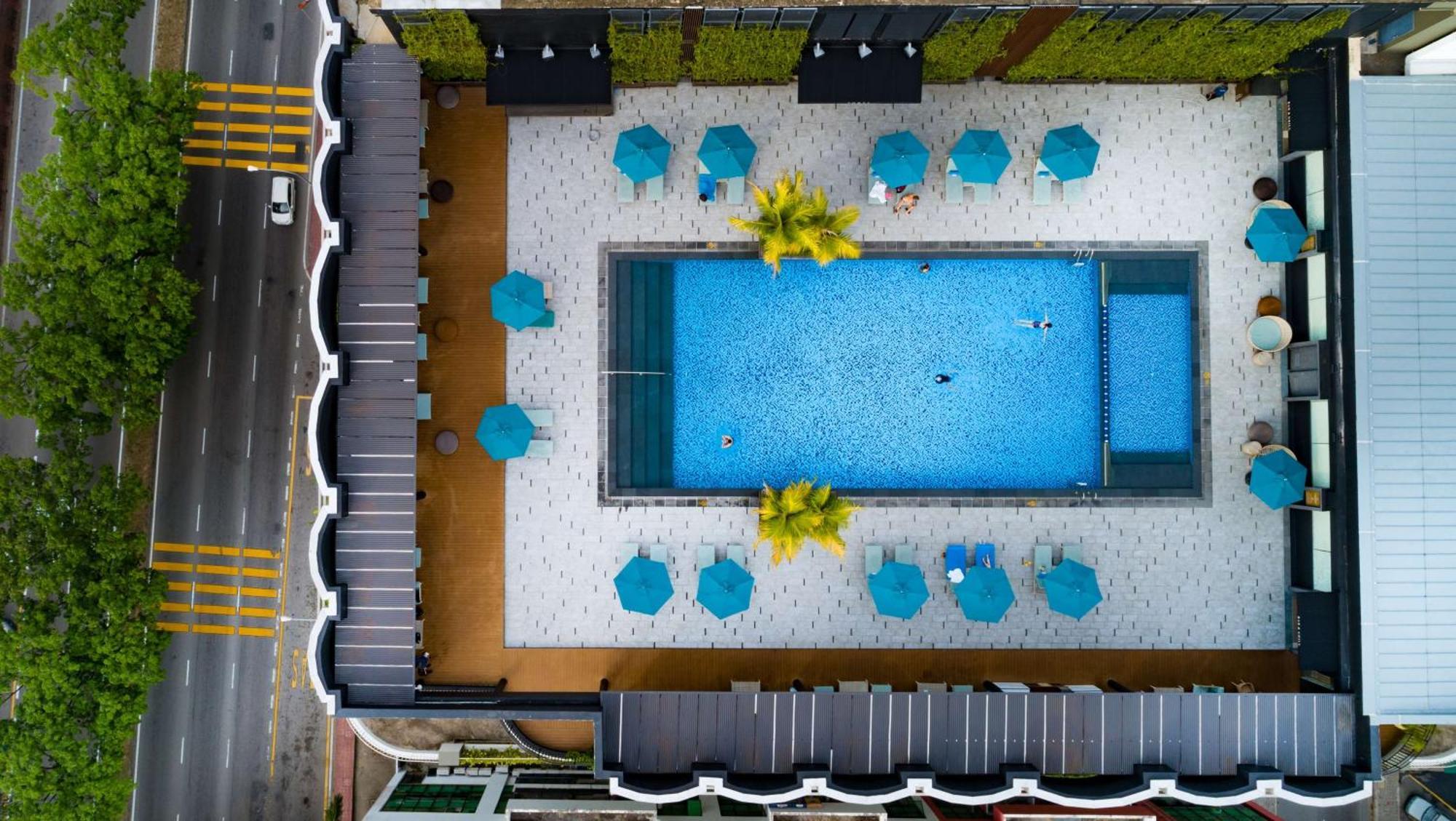 Готель Hilton Кота-Кінабалу Екстер'єр фото Aerial view of the pool